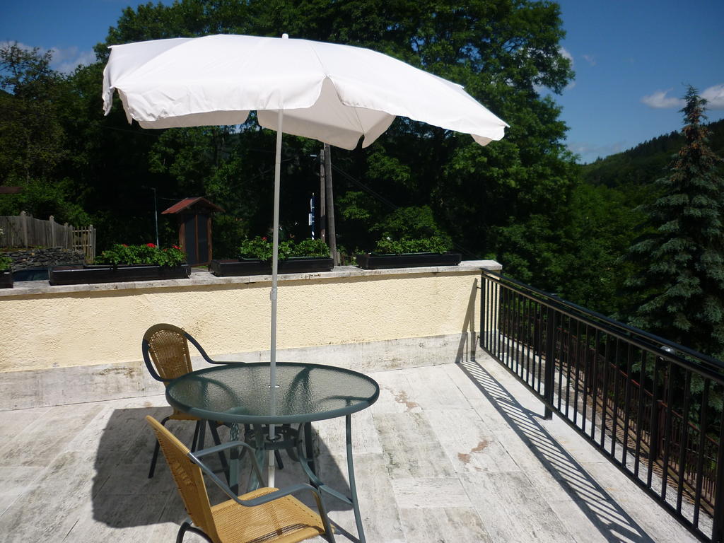 Hotel Waldhaus-Hutzelhoeh Рула Екстериор снимка